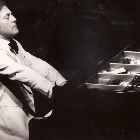 dead piano player