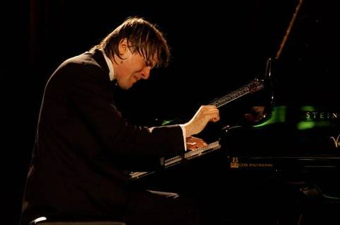 piano player