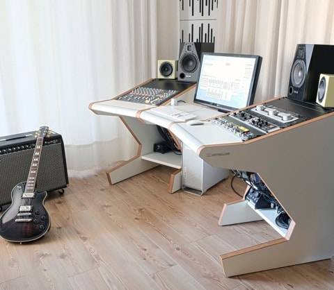 Metamorphosis meets modularity with UNTERLASS Studio Furniture’s flexible SINGLEDESK 40