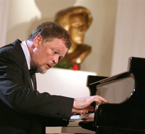 piano player